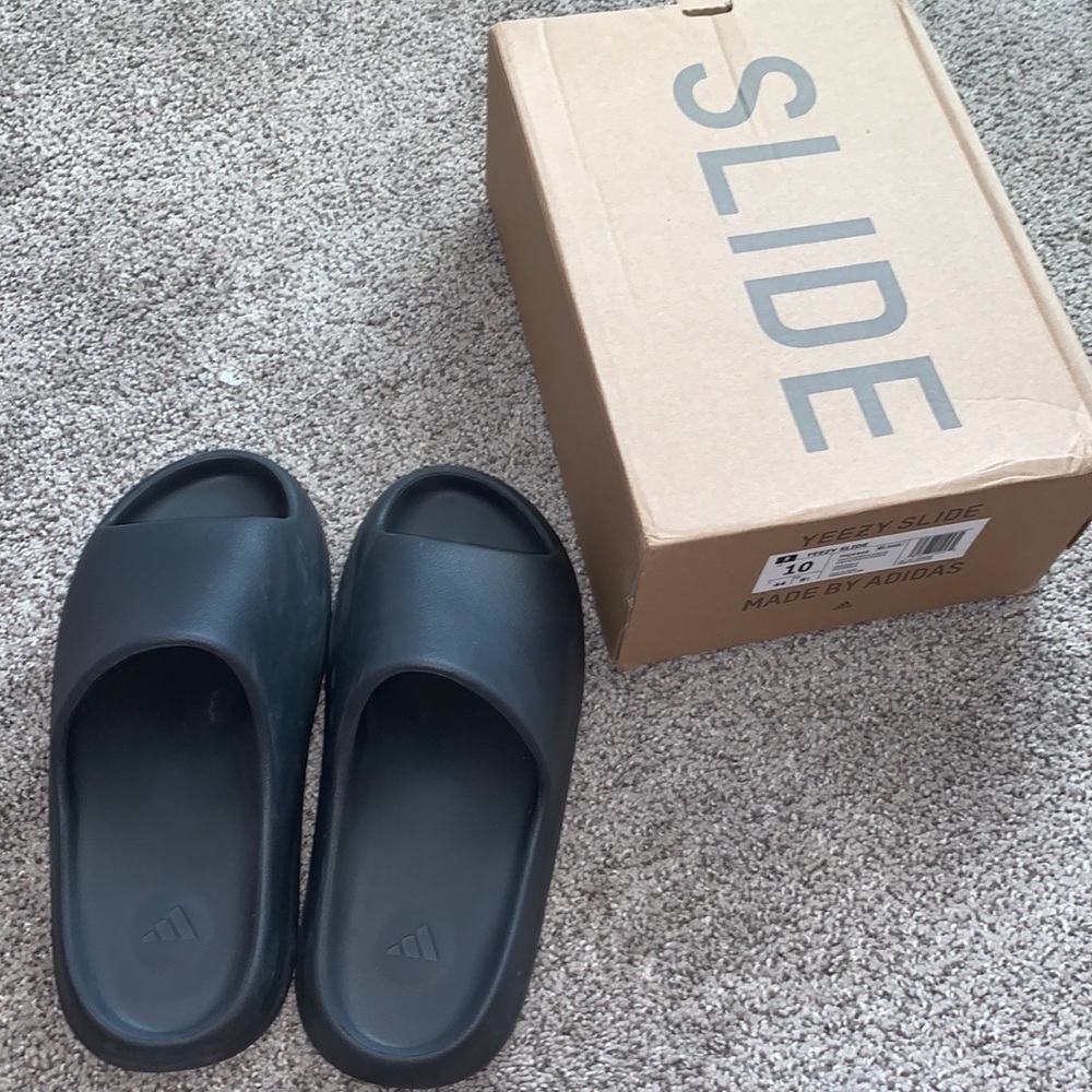 Onyx Yeezy Slide size 10
